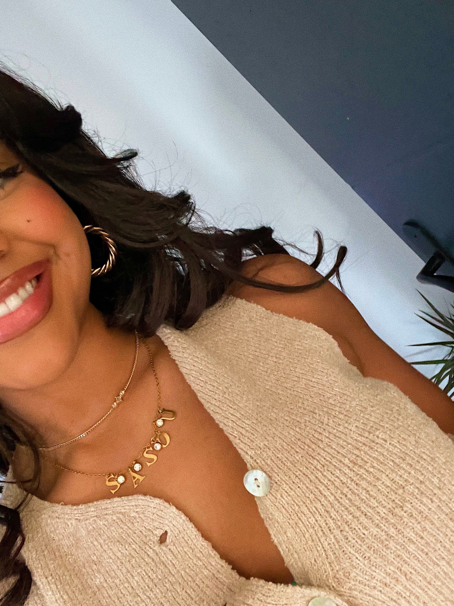 Collier Prénom Personnalisé Or Diamant au prénom Sasou porté par une créatrice de contenu apprêtée pour mettre en valeur le collier, elle sourit un peu