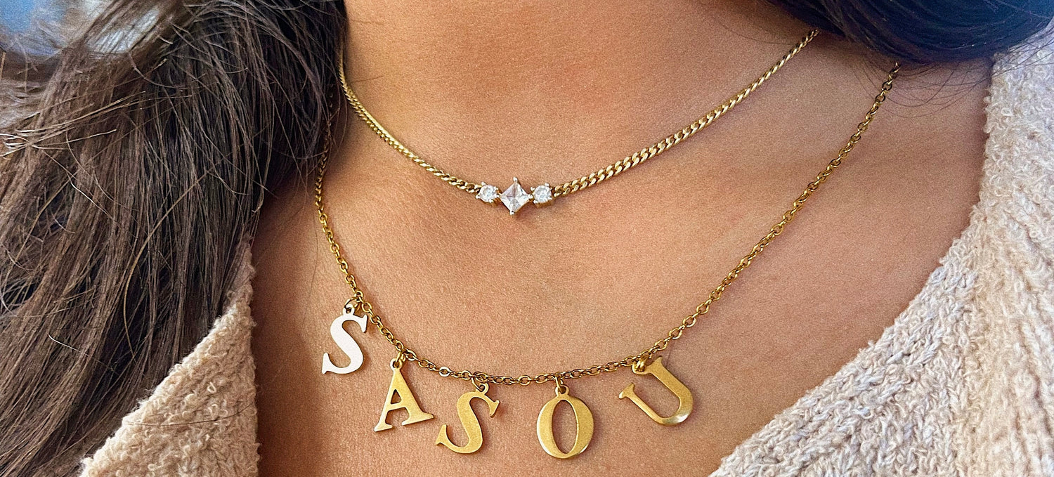 Une créatrice de contenu, Sasou, porte le collier prénom personnalisé diamant que je lui ai offert pour une collaboration. La photo est très belle, c’est pour cette raison que j’ai décidé de la mettre en page d’accueil.