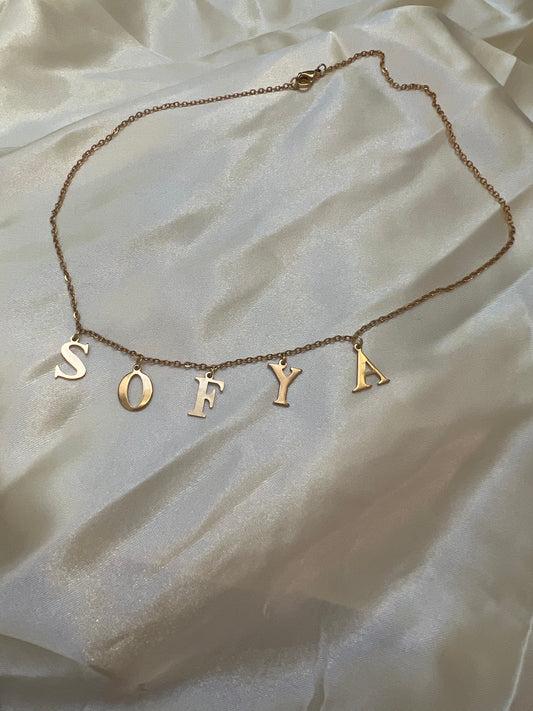 Une idée de cadeau pour femme à offrir pour la fête des mères? Un collier personnalisé prénom ou une bague MonJoliDétail!